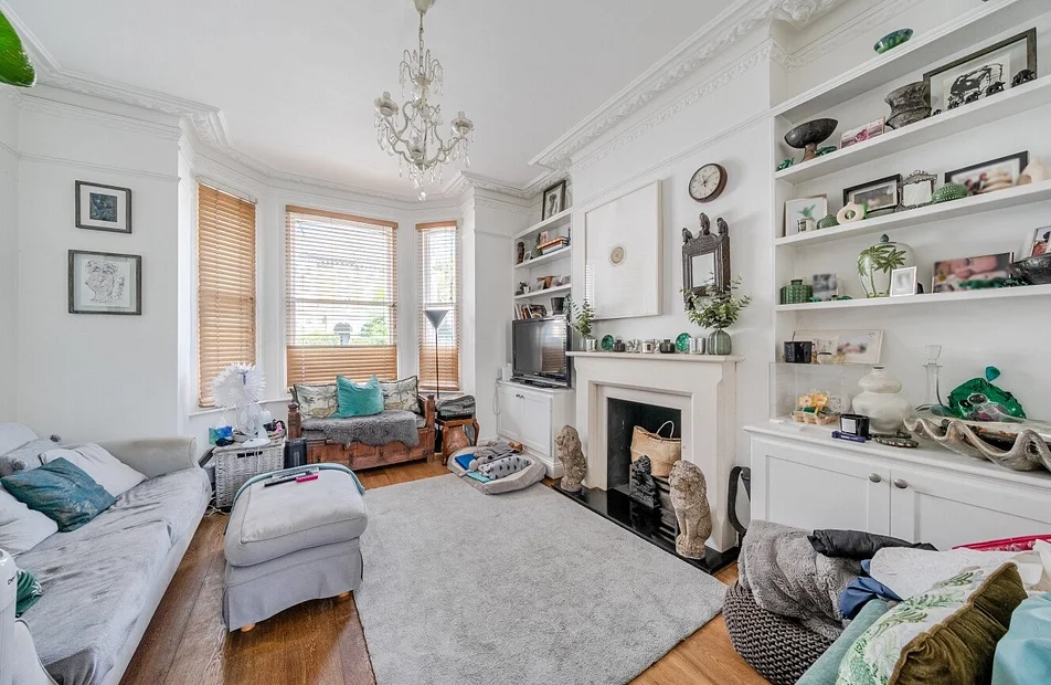 Flat Broomwood Road in Greater London