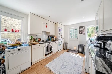 Flat Broomwood Road in Greater London