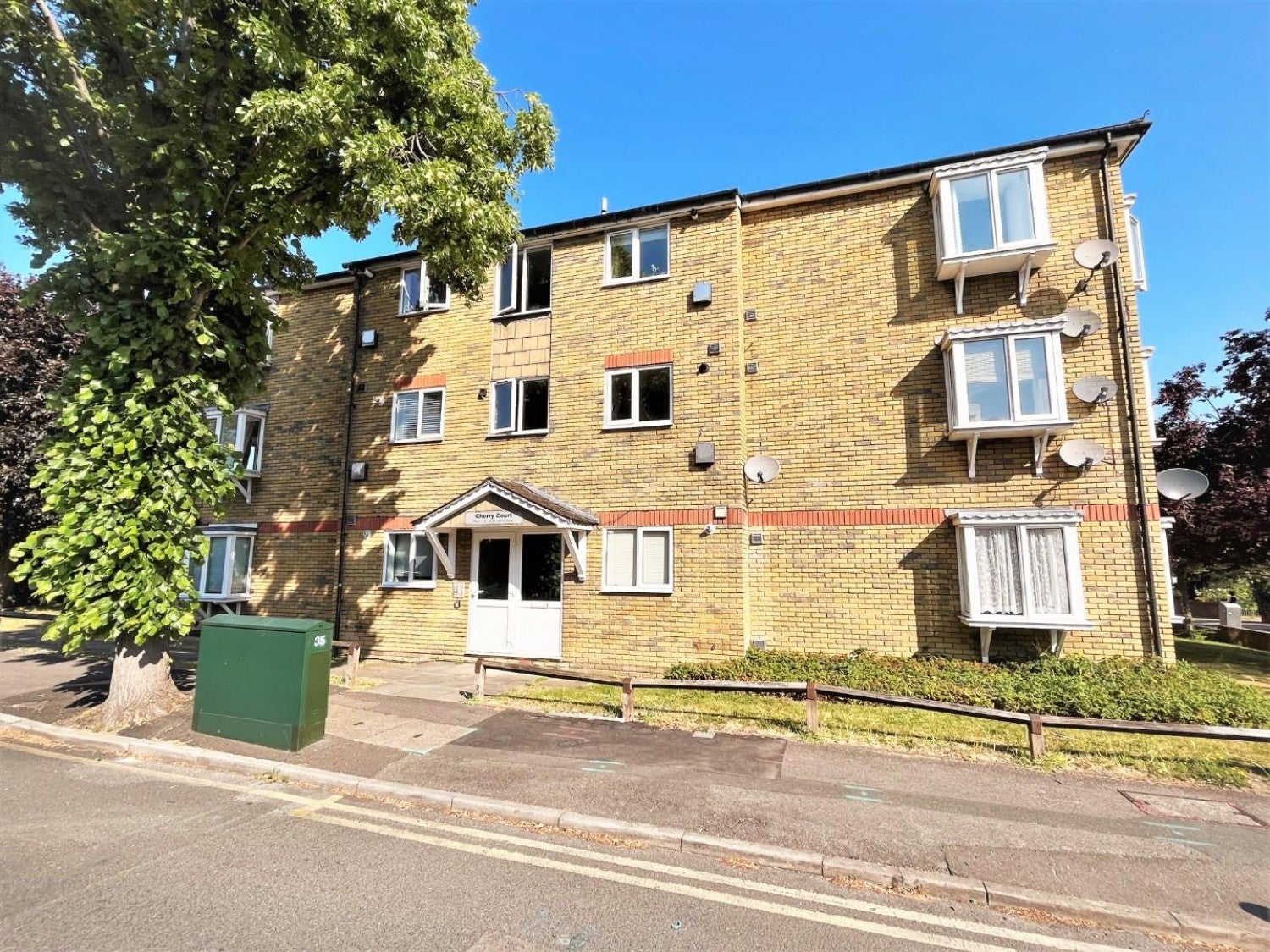 Flat St Johns Road in Greater London
