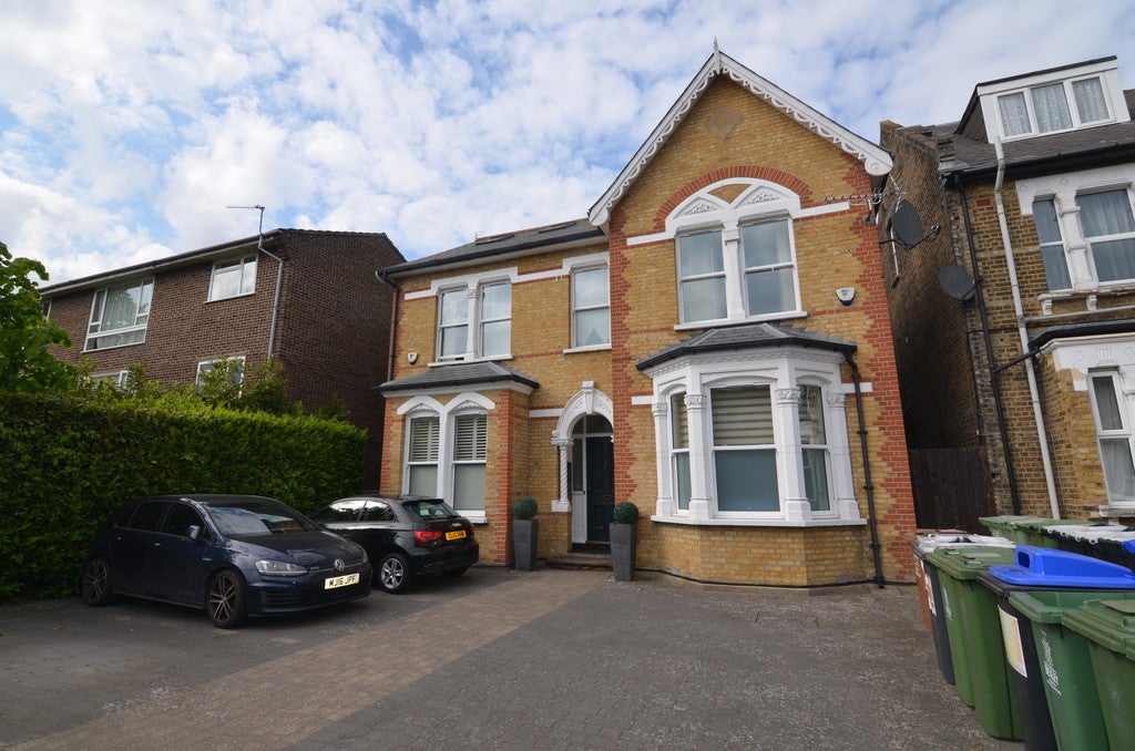 Flat St Johns Road in Greater London