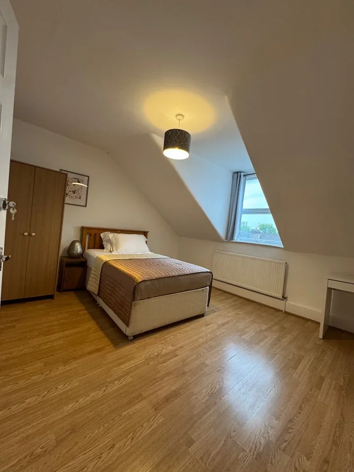 Room Crowther Road in Greater London