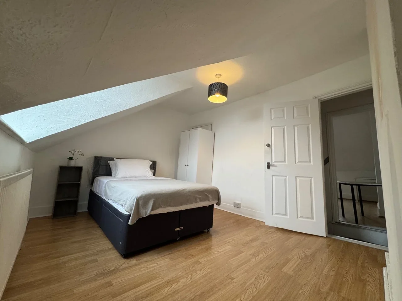 Room Crowther Road in Greater London