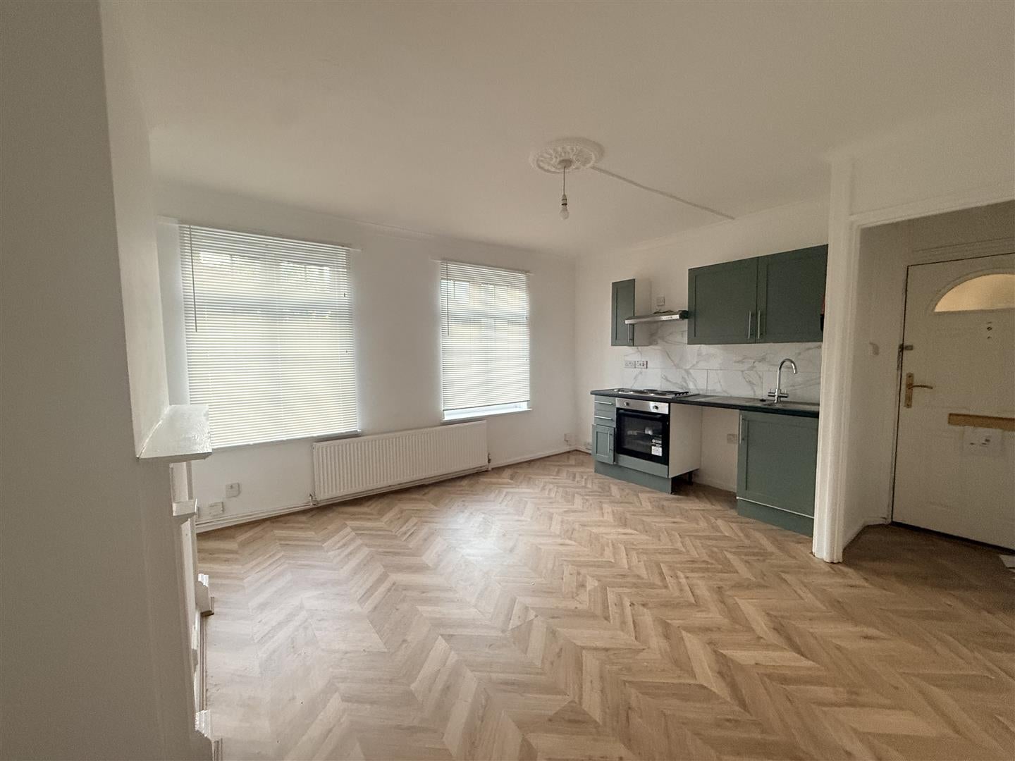 Flat Ballamore Road in Greater London
