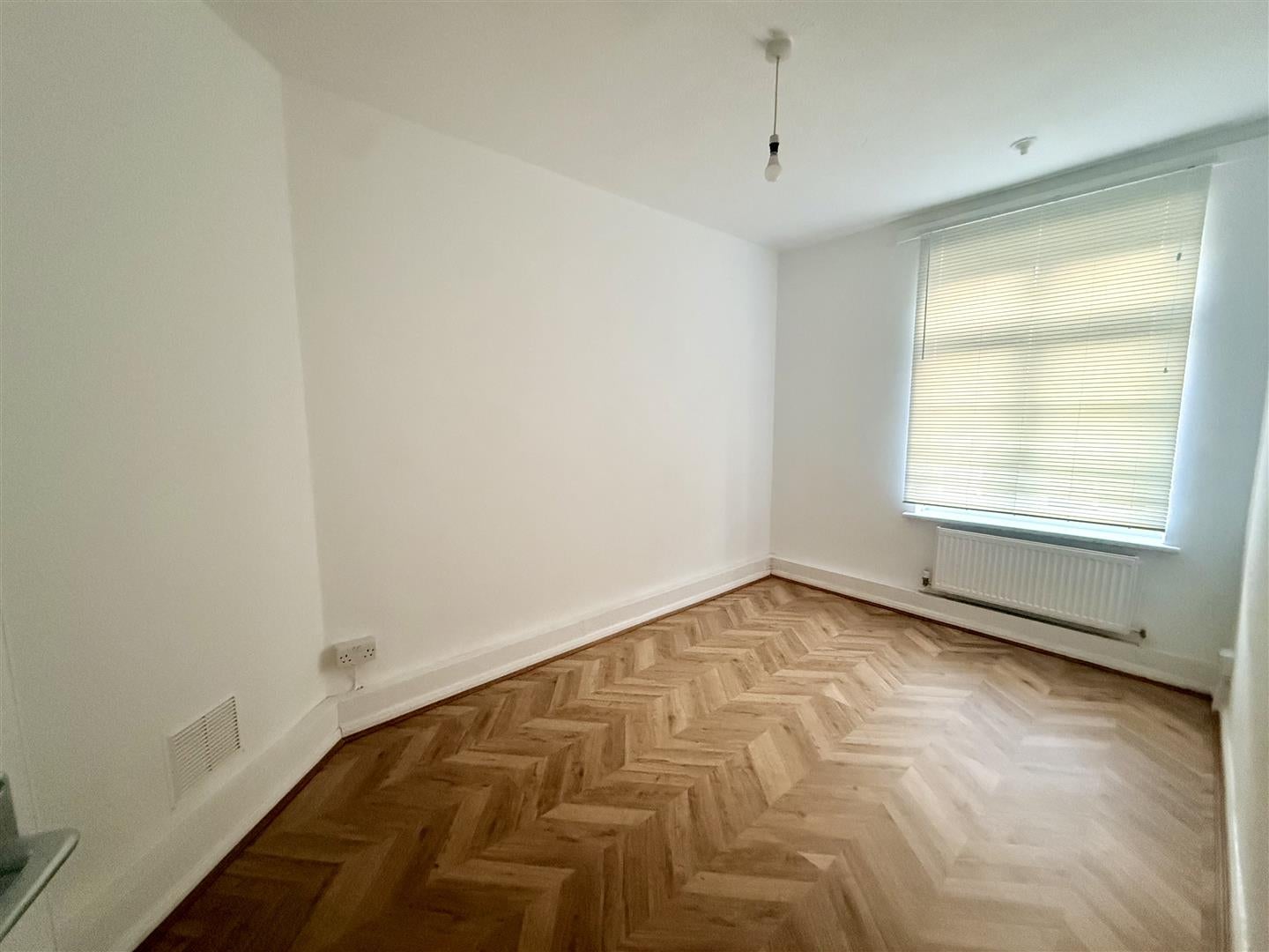 Flat Ballamore Road in Greater London