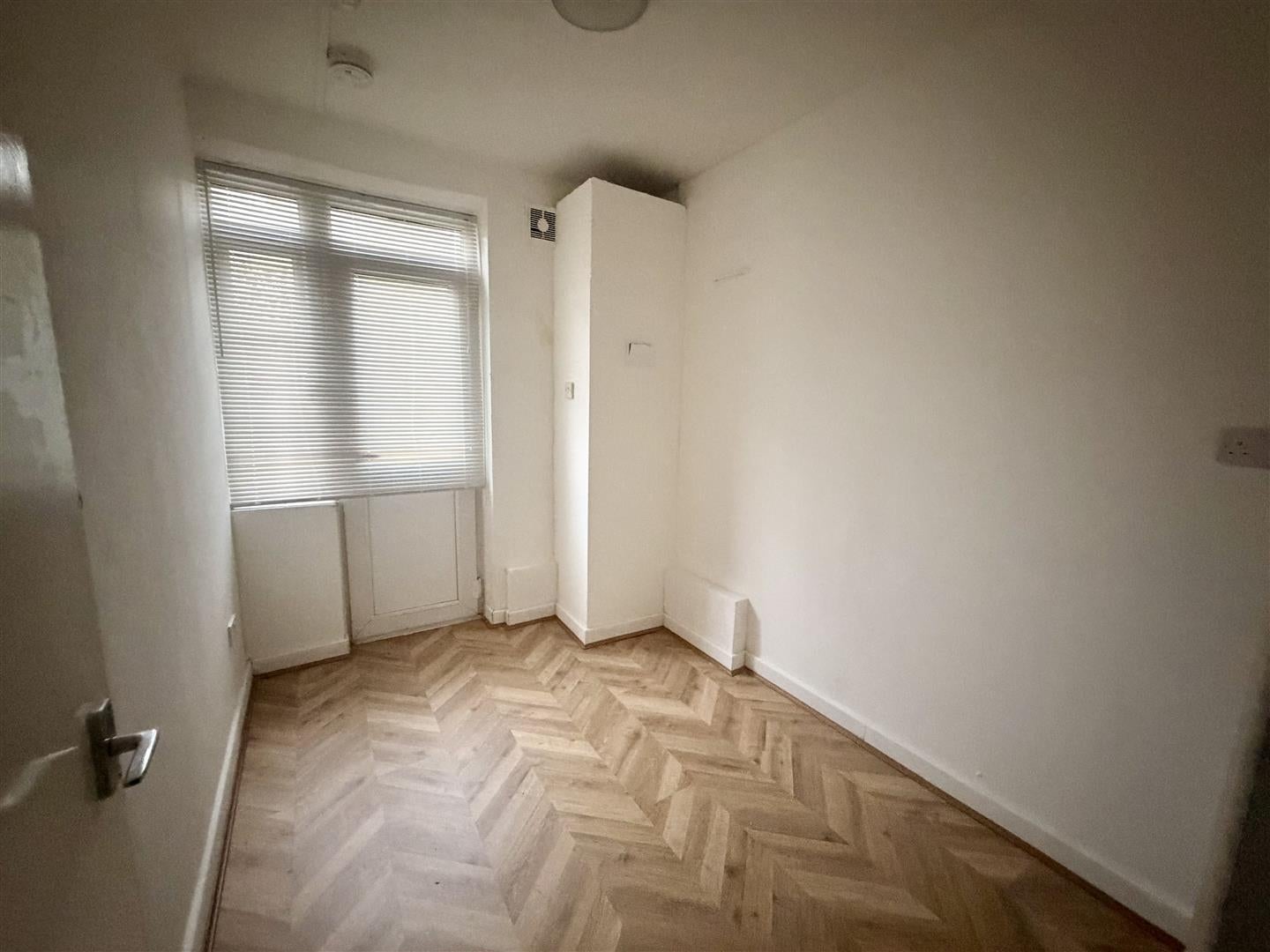 Flat Ballamore Road in Greater London