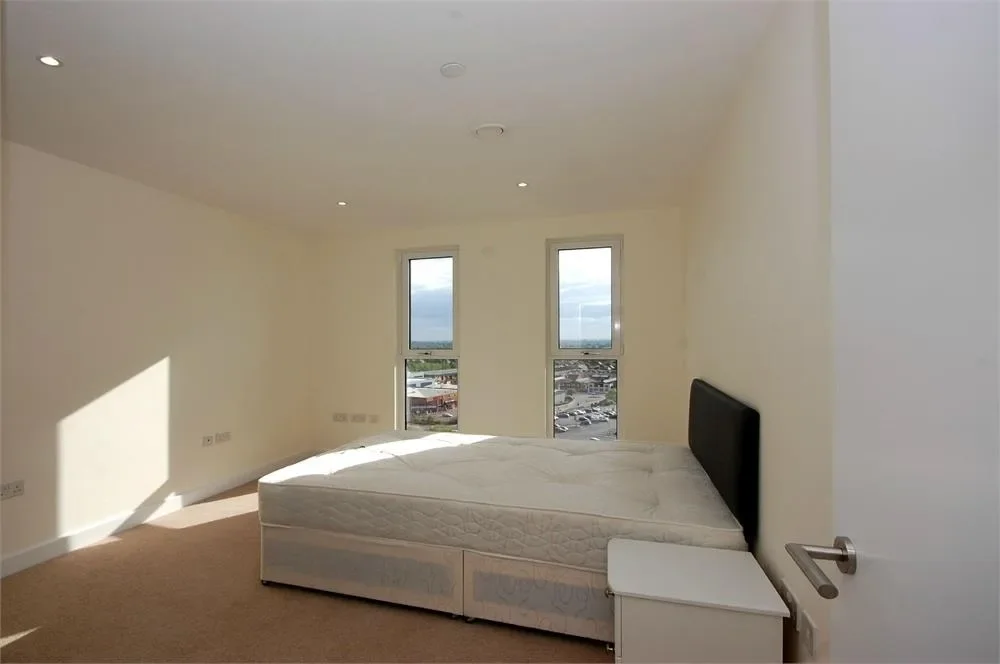 Flat Ealing Road in Greater London