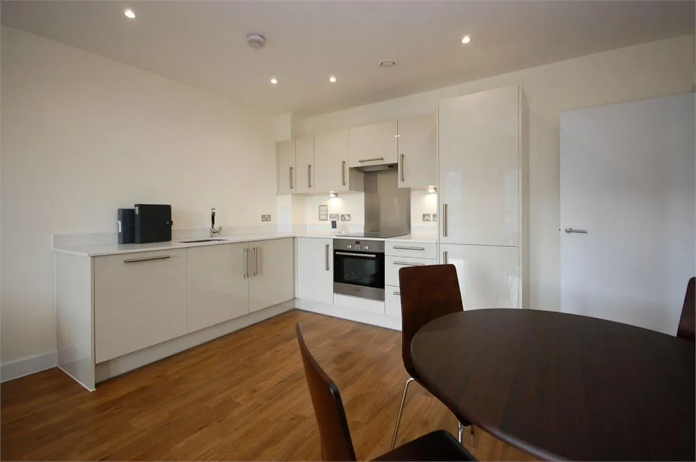 Flat Ealing Road in Greater London