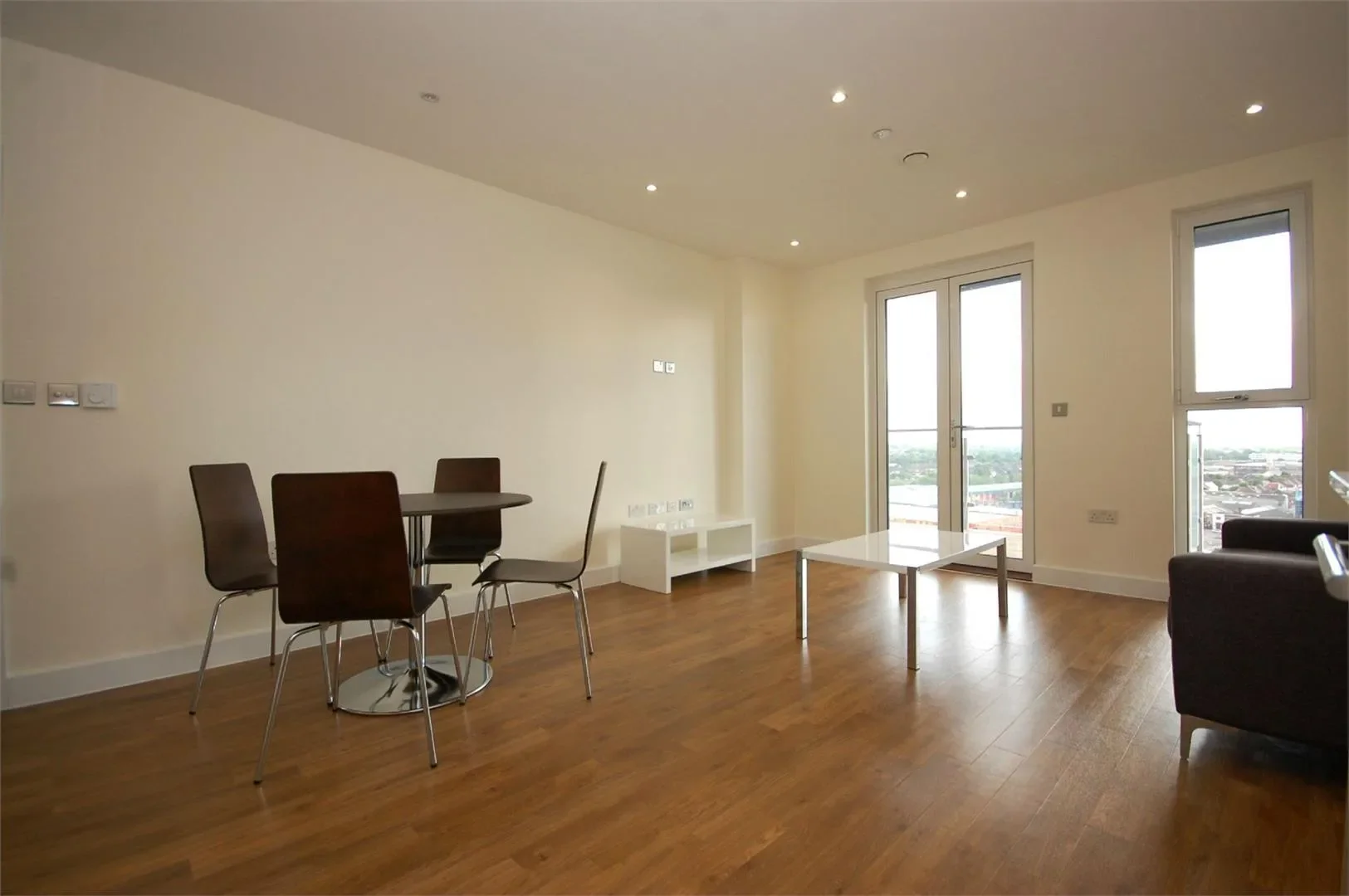 Flat Ealing Road in Greater London