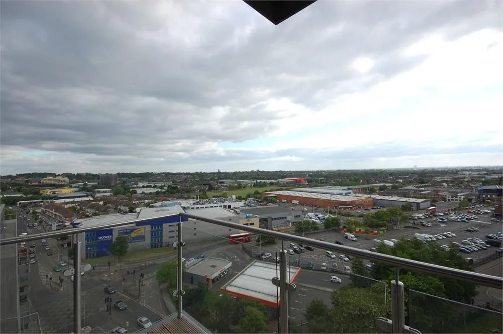 Flat Ealing Road in Greater London