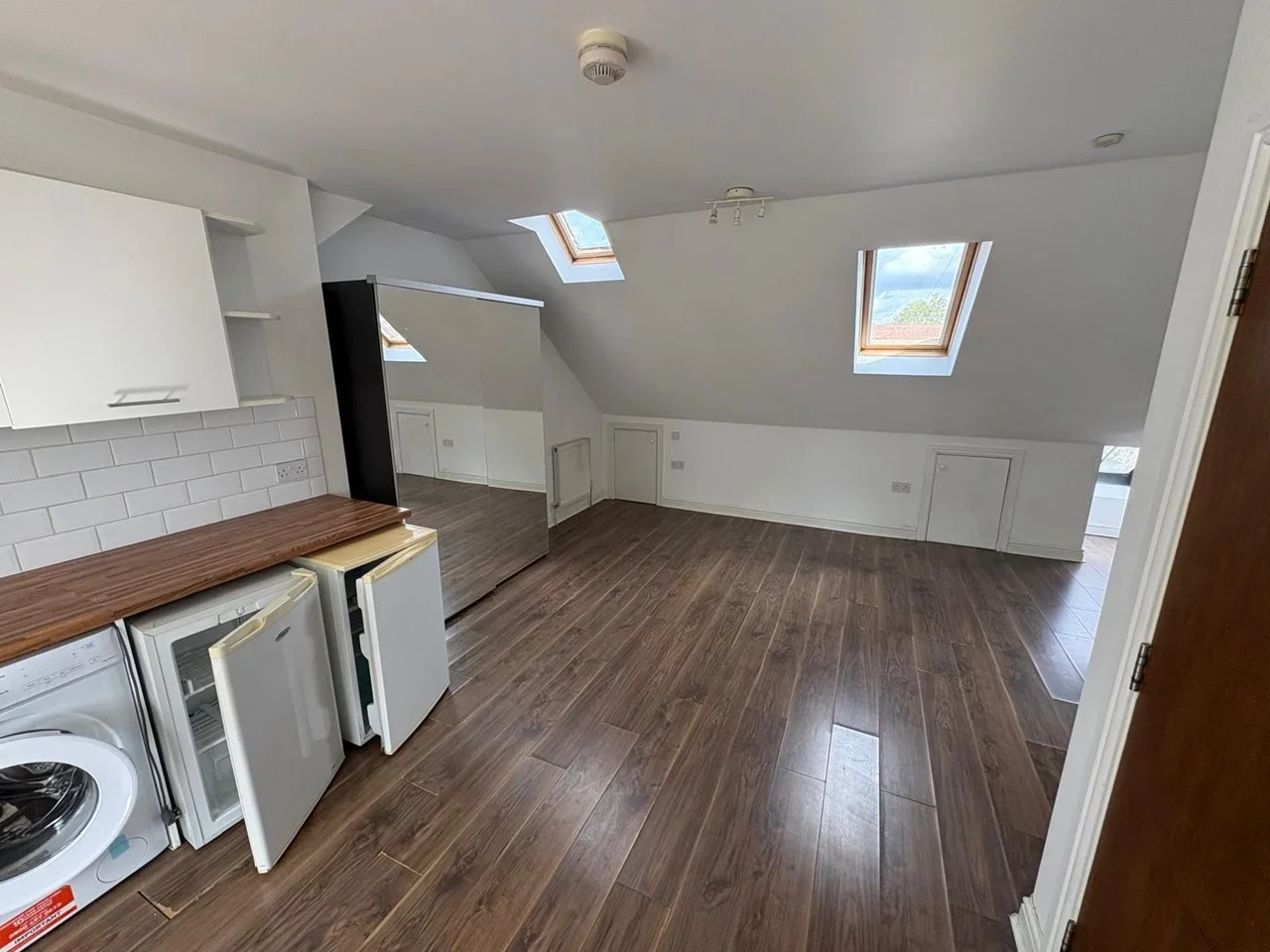 Flat Melrose Avenue in Greater London