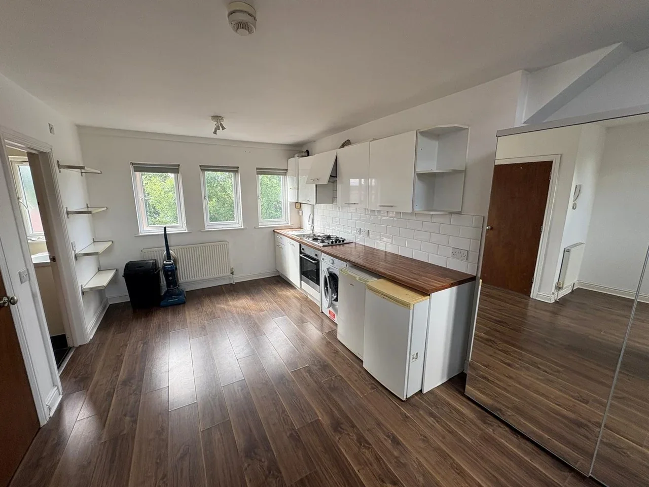 Flat Melrose Avenue in Greater London