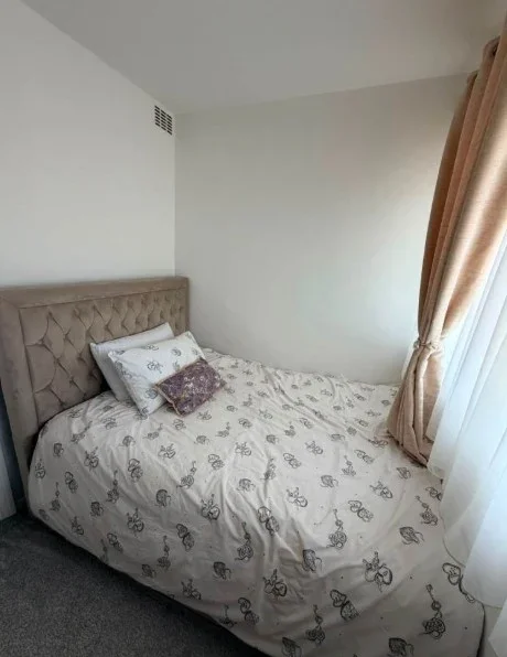 Flat Lampeter Square in Greater London
