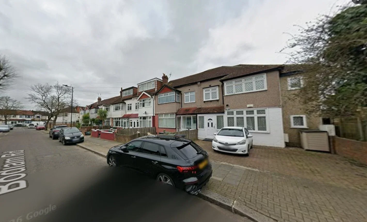 Flat Bodiam Road in Greater London