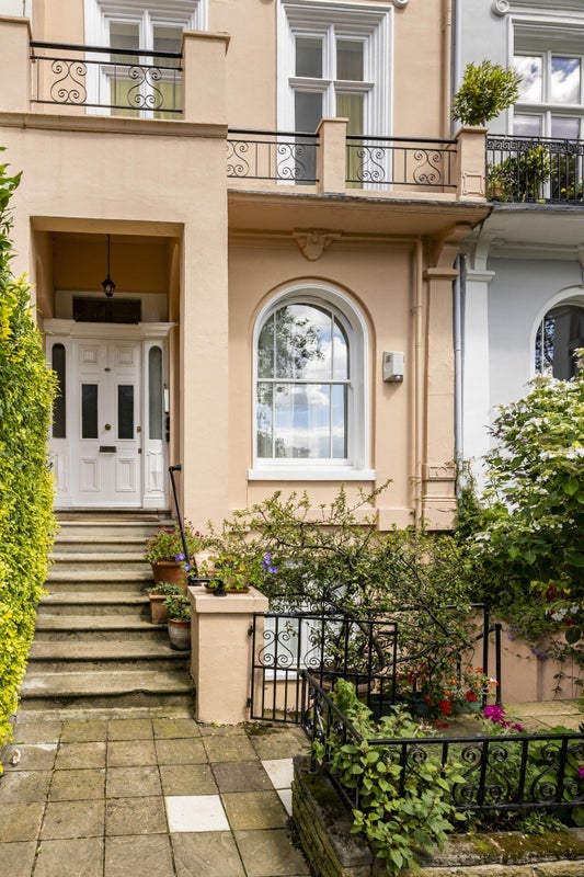 Flat Chalcot Crescent in Greater London