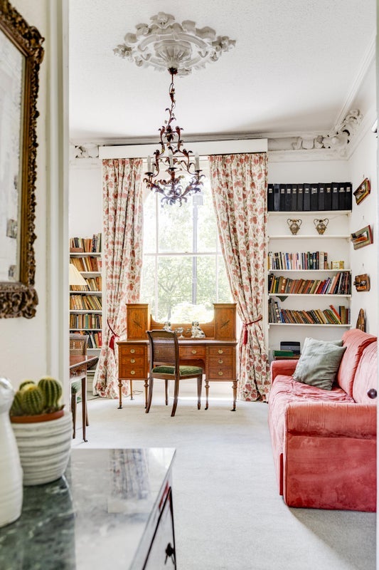 Flat Chalcot Crescent in Greater London