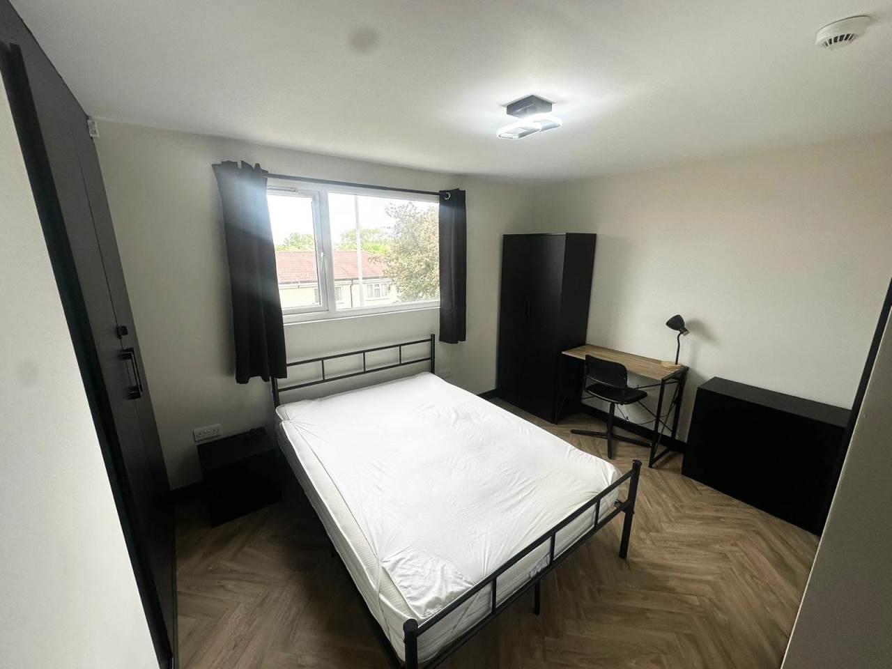 Room Stonecliffe Mount in Leeds