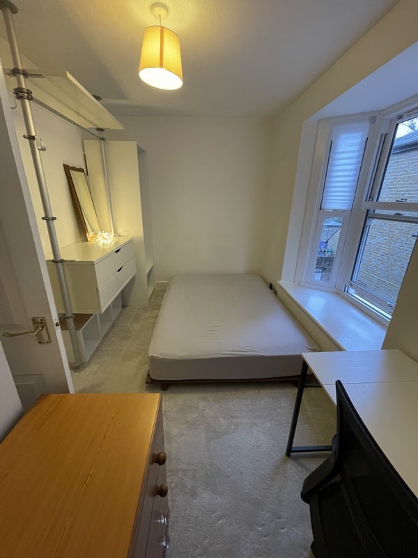 Room Essex Street in Greater London