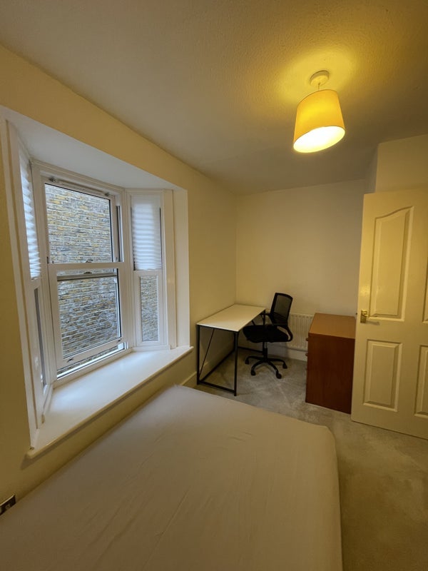 Room Essex Street in Greater London