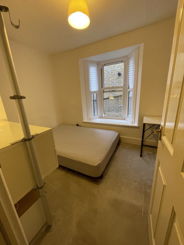 Room Essex Street in Greater London