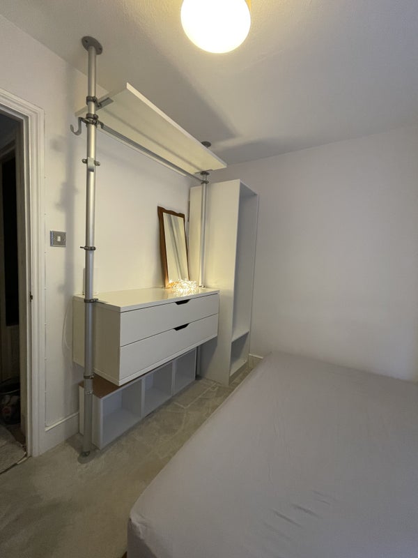 Room Essex Street in Greater London