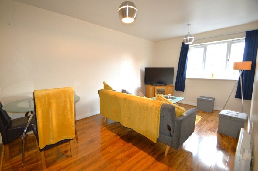 Flat Chalvey Road East in Slough