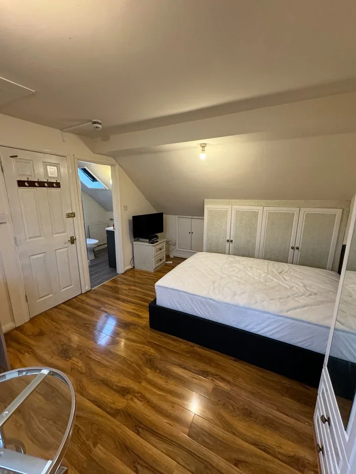 Room Northolt Road in Greater London