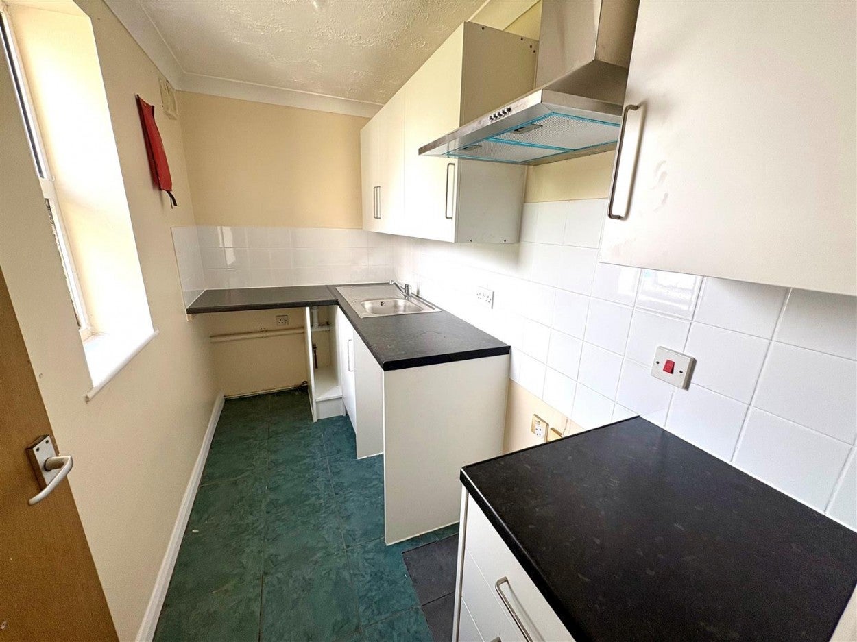 Flat Connaught Road in Arun