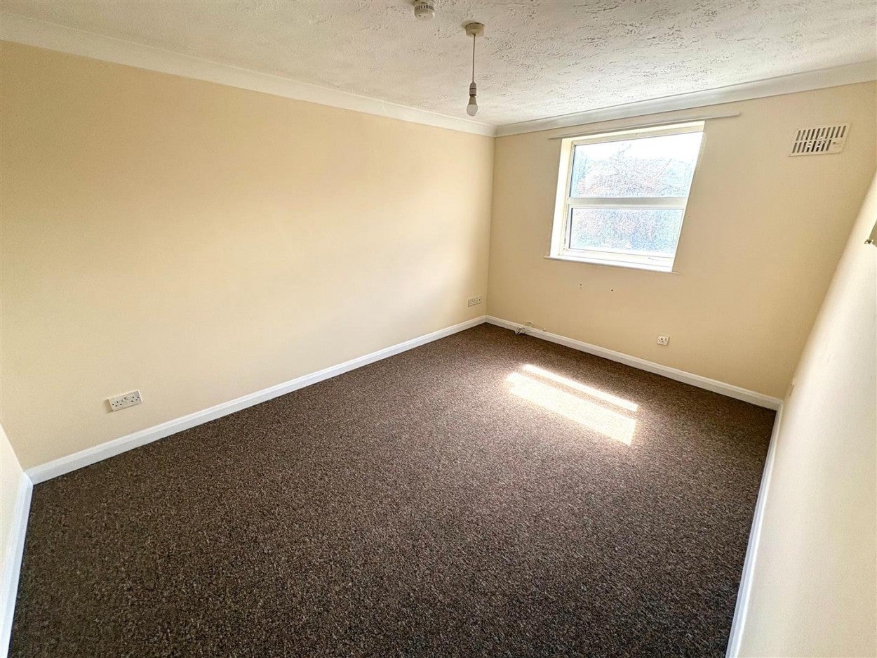 Flat Connaught Road in Arun