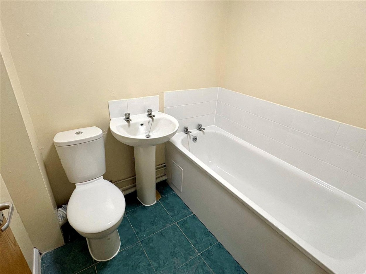 Flat Connaught Road in Arun