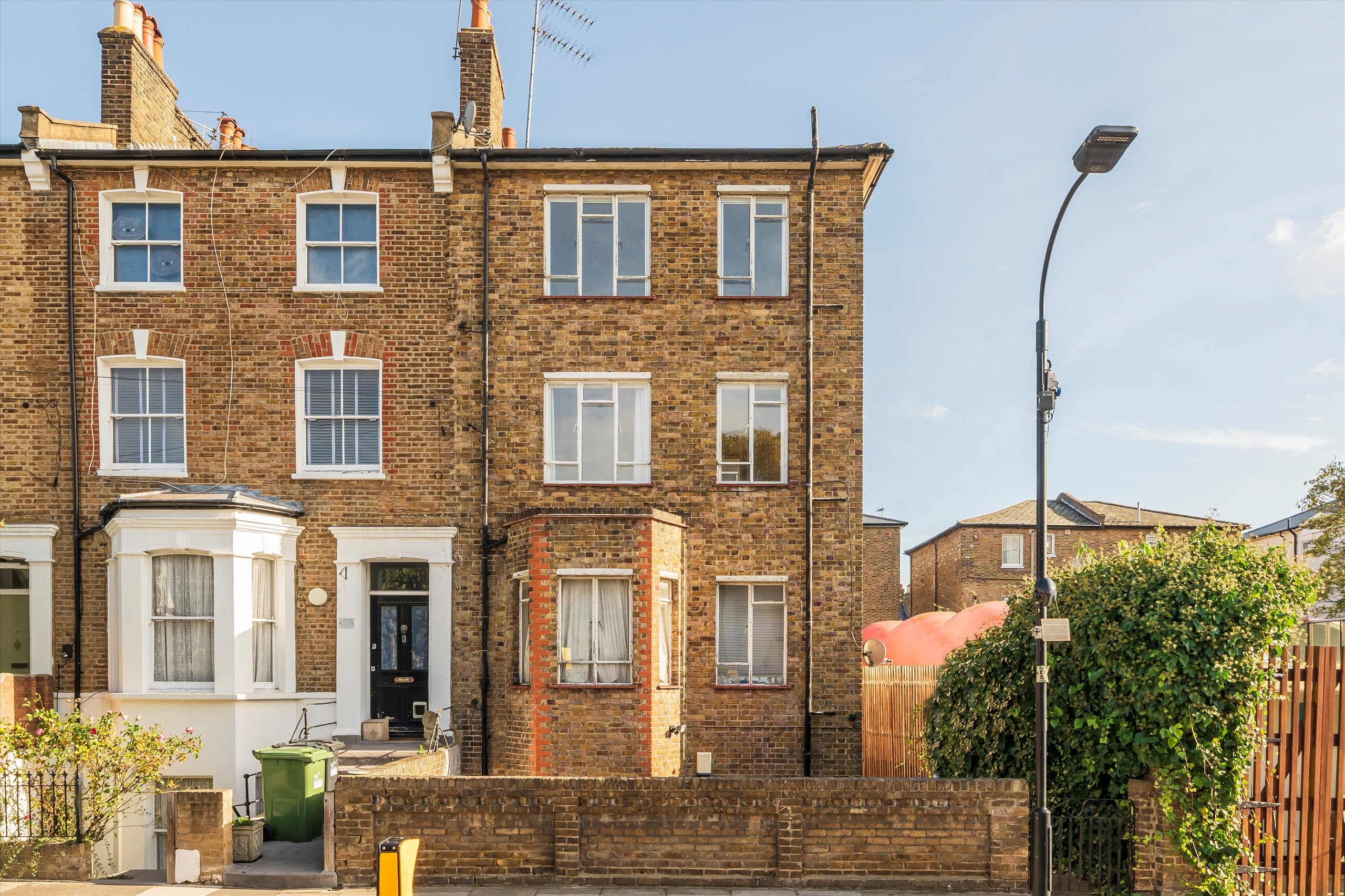 Flat Cathnor Road in Greater London