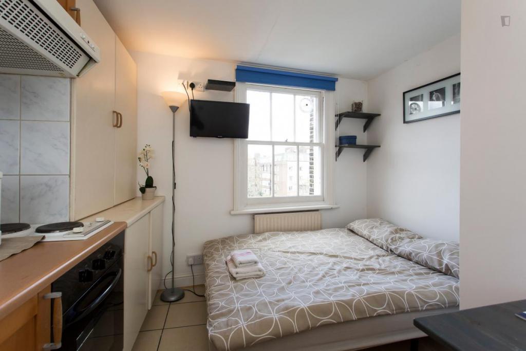 Room West Cromwell Road in Greater London