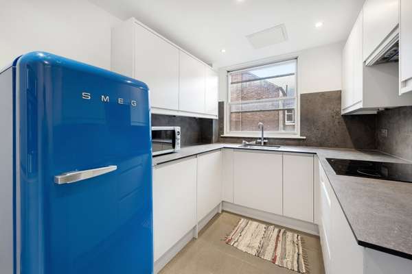 Flat Parkgate Road in Greater London