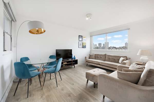 Flat Parkgate Road in Greater London