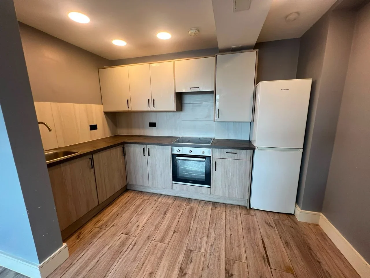 Flat Hornchurch Road in Greater London