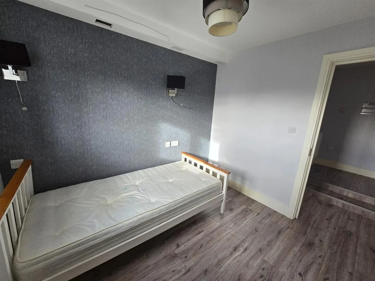 Flat Hornchurch Road in Greater London
