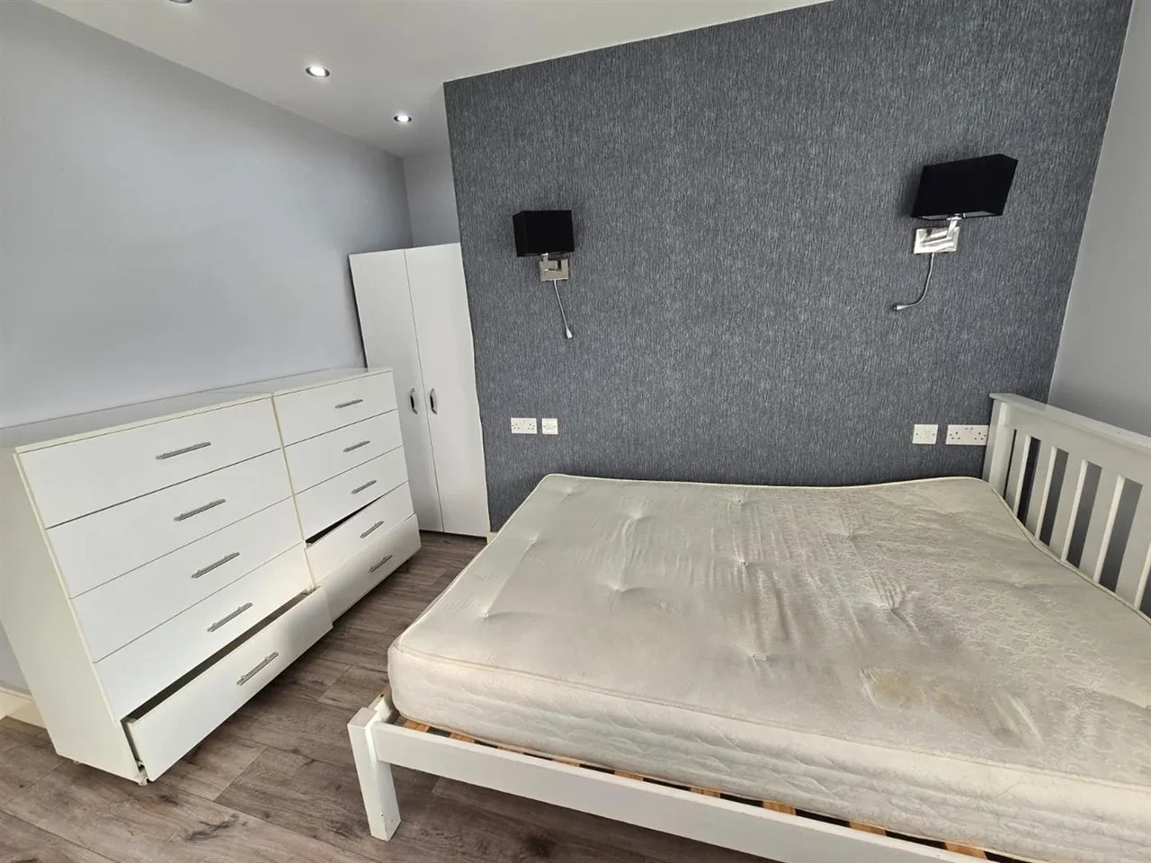 Flat Hornchurch Road in Greater London