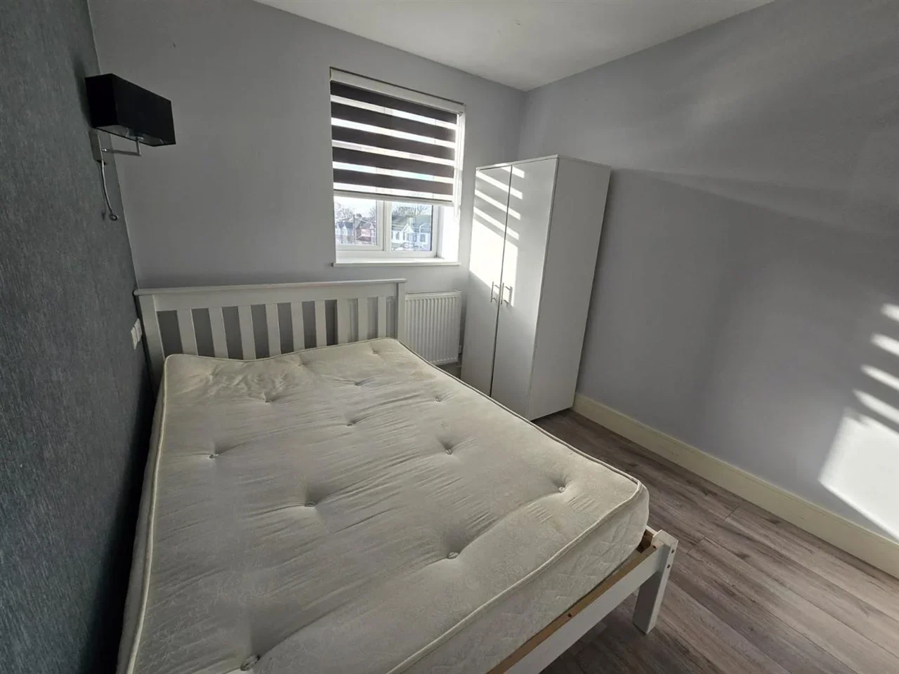 Flat Hornchurch Road in Greater London