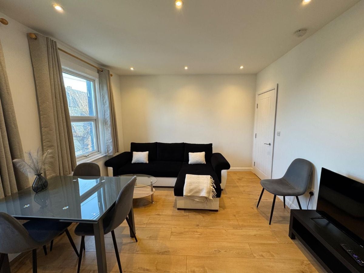 Flat Lancing Road in Greater London