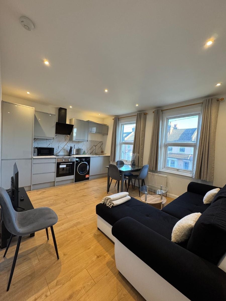 Flat Lancing Road in Greater London