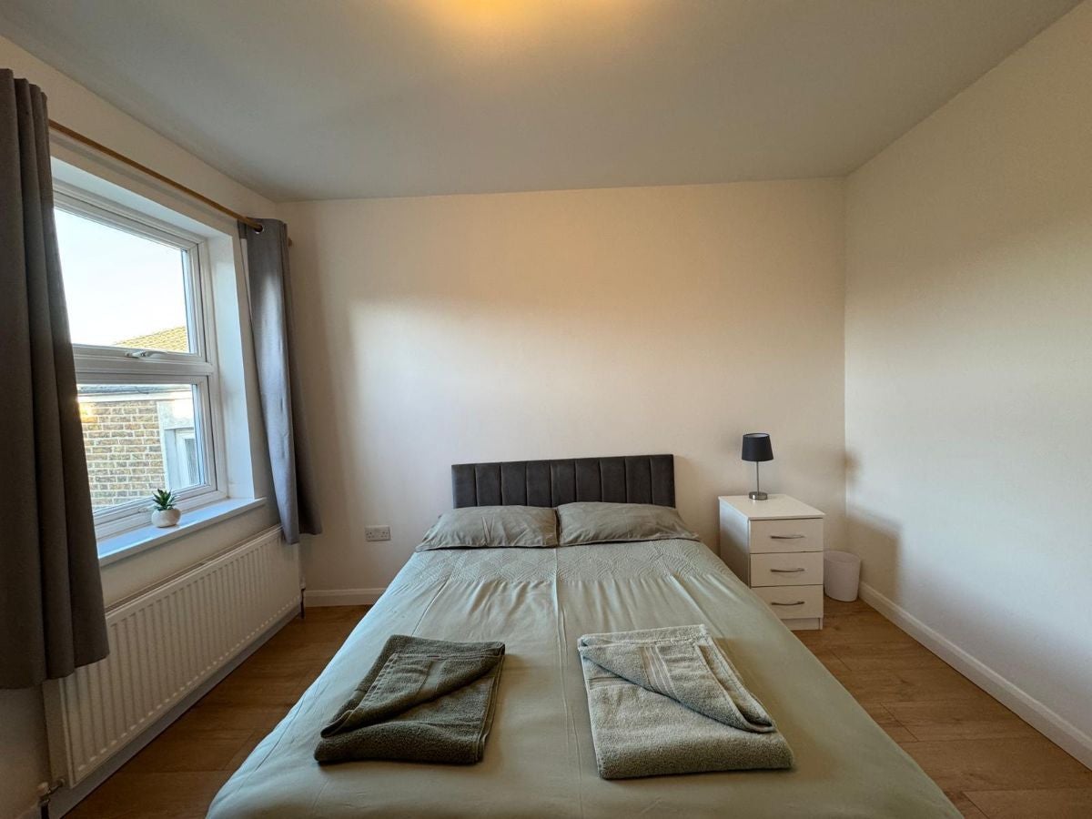 Flat Lancing Road in Greater London