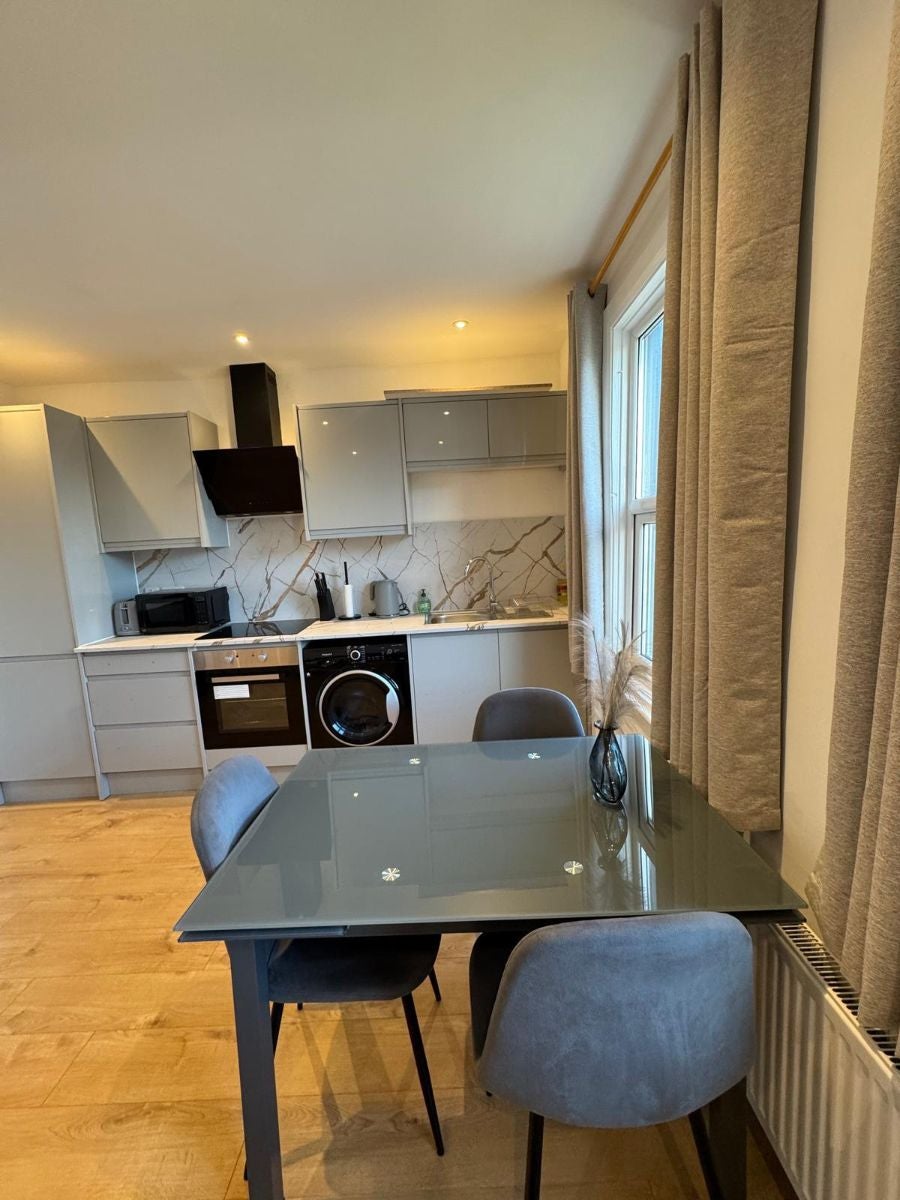 Flat Lancing Road in Greater London