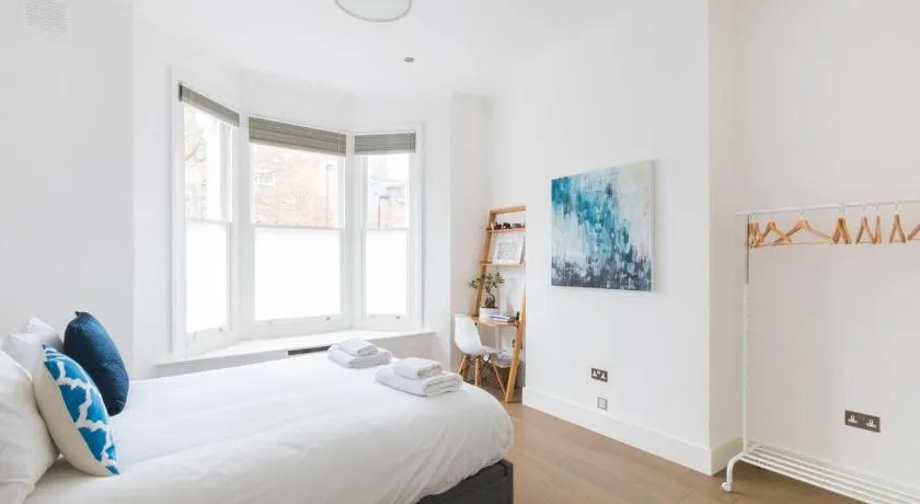 Flat Goldhawk Road in Greater London