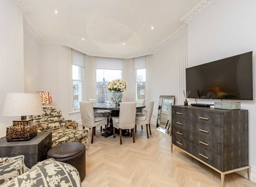 Flat Holland Road in Greater London