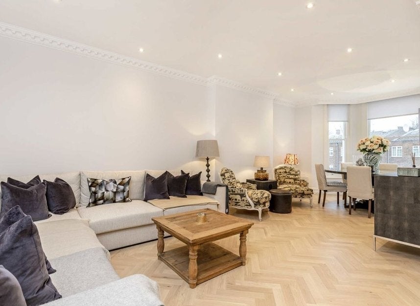 Flat Holland Road in Greater London