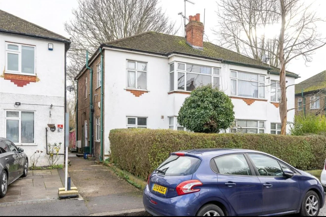 Flat Chalford Walk in Greater London