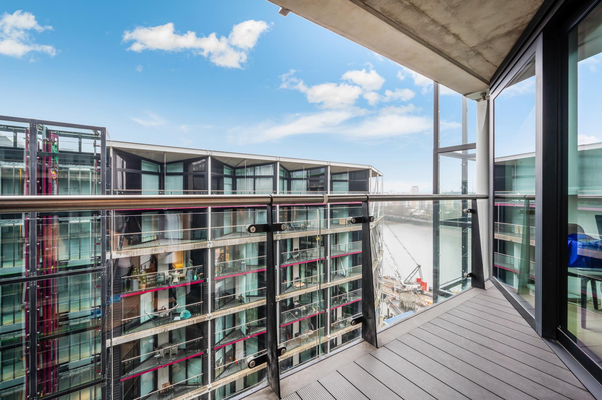 Flat Tideway Walk in Greater London