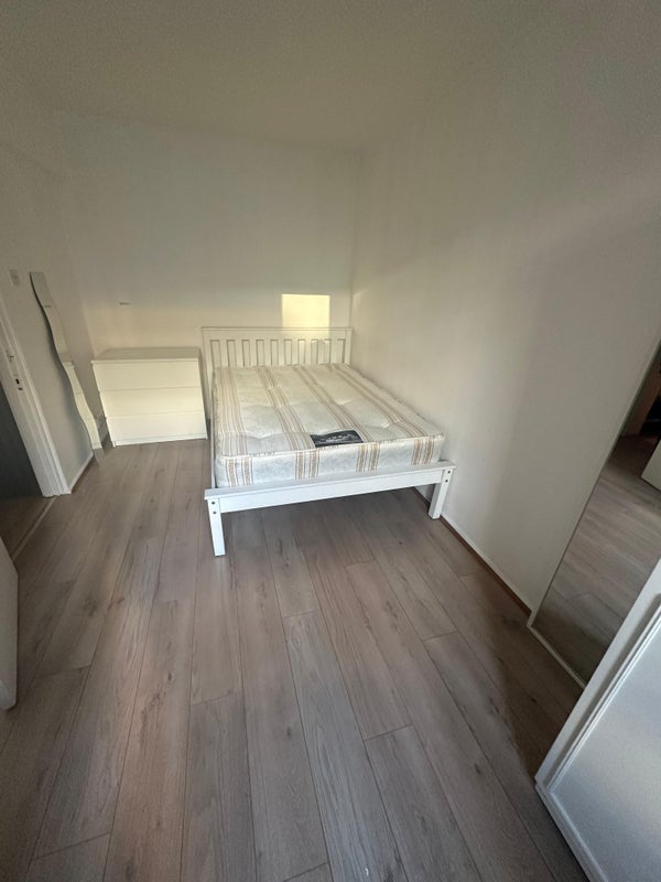 Room Peerless Street in Greater London