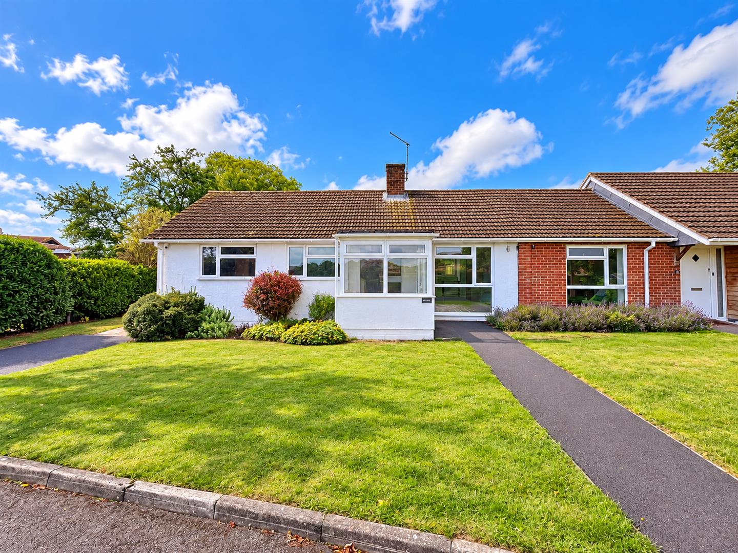 House Clare Park Road in Hart