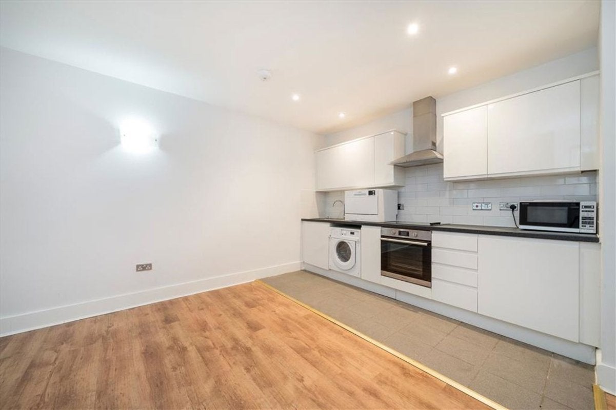Flat Artichoke Hill in Greater London