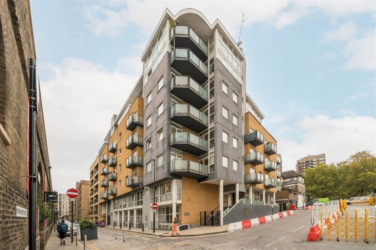 Flat Artichoke Hill in Greater London